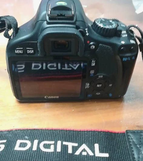闲置入门相机佳能550D，原装电池，充电器...