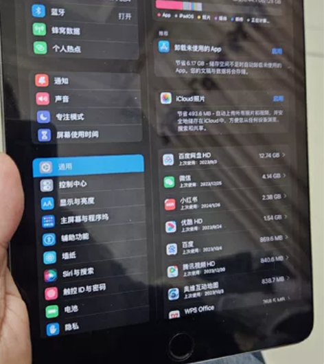 个人再用iPad mini4 128G 插...