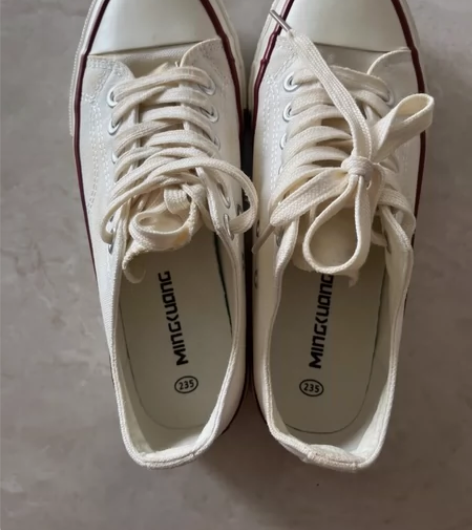 帆布鞋女，仅穿一次， 刷了没包纸，鞋面有黄...