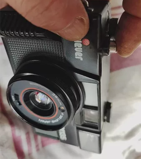 雅奇牌135照相机，镜头干净，快门好用，电...