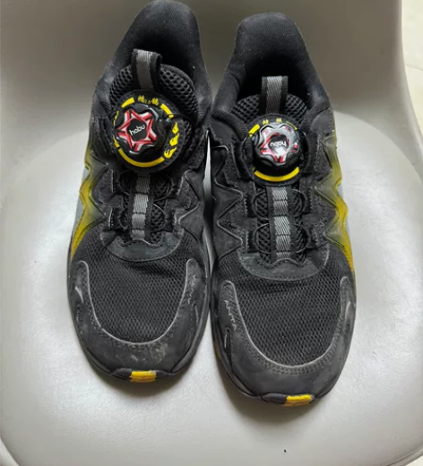 出安踏黑色儿童鞋子，码数36号，款式为休闲...