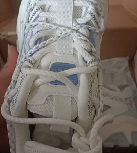 给女儿买的，买大了，是全新的，就是吊牌被孩...