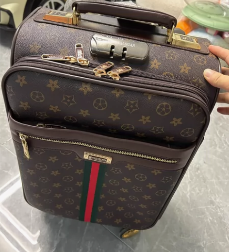 18寸登机箱 小的不够用 看着小  很耐装...