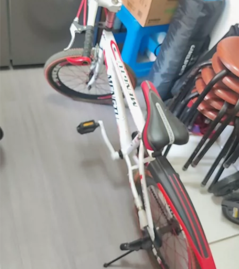 儿童自行车，不影响使用，可小刀 感兴趣的话...