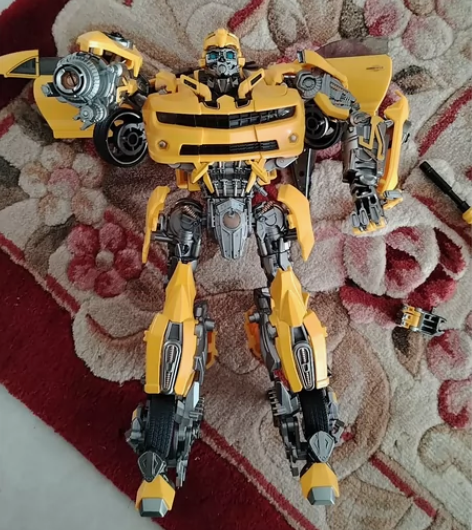 大黄蜂变形金刚。无盒。。有瑕疵（一个指头断...