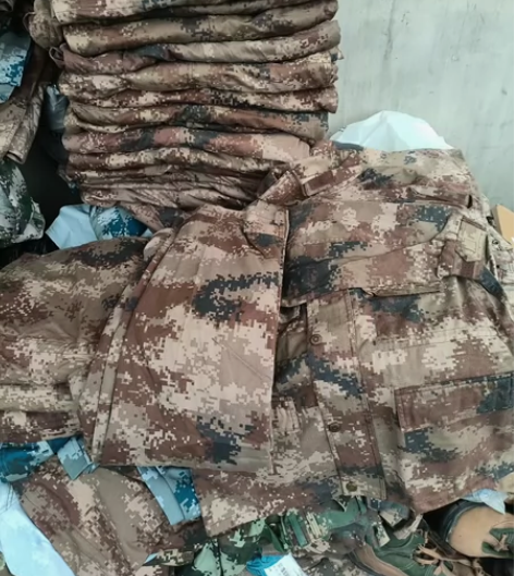 二手迷彩服，二手七八成新，冬季黄色厚款，衣...