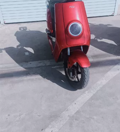 出小牛电瓶车 电瓶全新刚换的 车胎也加满气...