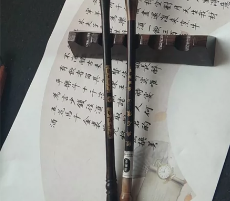 九十年代毛笔两支。文宣笔荘的兰亭鼠须一支写...