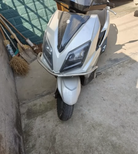 铃木踏板摩托车 当初也是海鲜市场买的但是被...