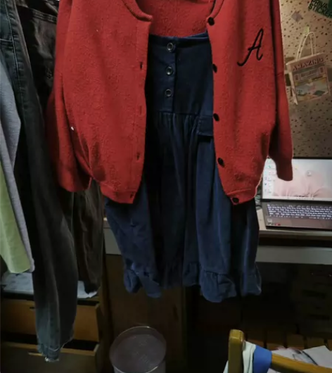 灯芯绒藏蓝背带裙 非常非常可爱的一条裙子也...