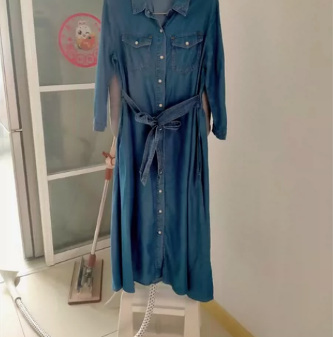 拉夏贝尔旗下品牌，薄款牛仔长款连衣裙，莱赛...