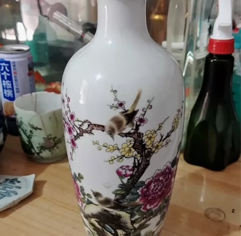 景德镇制花瓶一个，有一条细线，微瑕疵，谁要...