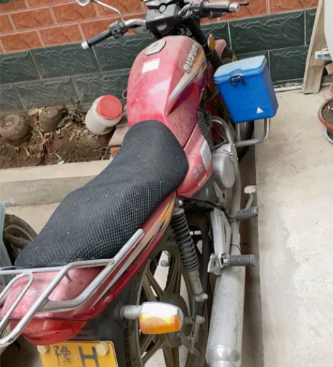 铃木钻豹摩托车一直在车棚下放置，十几年了，...