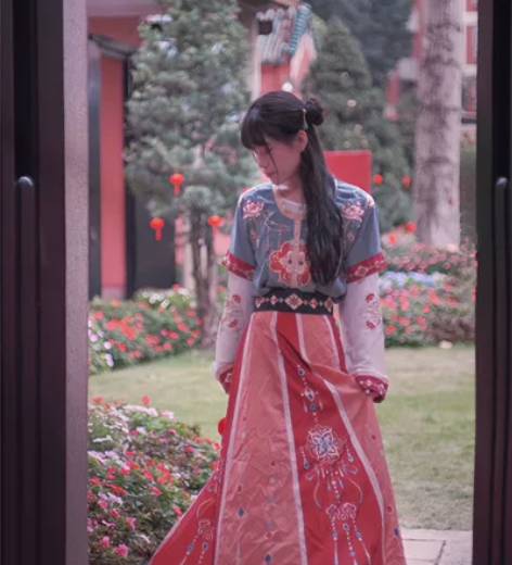 汉服99新 只穿过拍照一次 喜欢的姐妹可以...