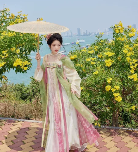 十三余小豆蔻儿[佩玉春风]刺绣粉色裙子印花...