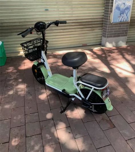 闲置爱玛电动车一台，电池可以拿出来充电，配...