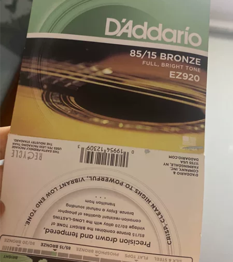 吉他琴弦 用别人弹了几天坏了 就给他买换了...