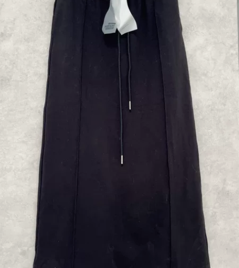 纯黑半长裙，松紧腰。运动棉的。全新带吊牌。...