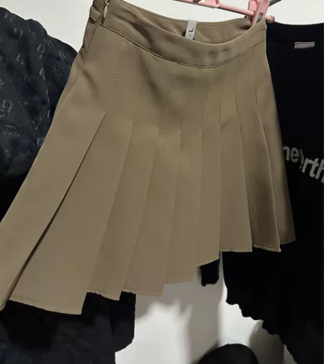 卡其色短裙，百褶裙，s码，腰围60-65左...