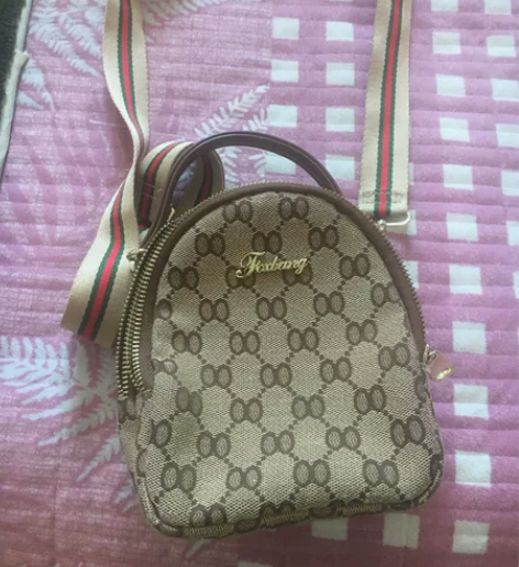 斜挎包单肩包 基本新的，就用过一次，一共两...