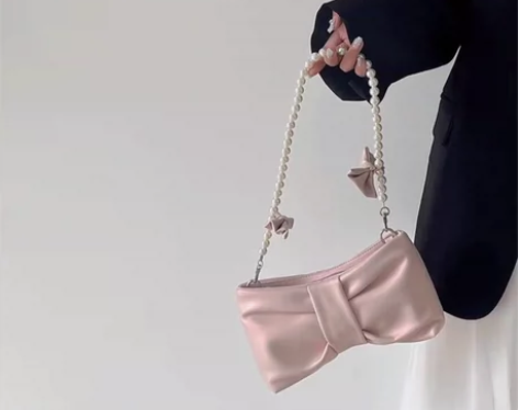 朋友送的少女感包包，三百多买的，现在45元...