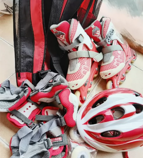 家中闲置9成新米高轮滑鞋，质量非常好！尺码...