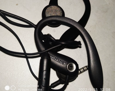飞利浦挂耳式耳机  没用过多少次 售后不退 感兴趣的话点“我...