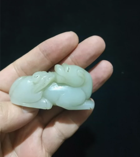 新疆和田玉青白玉瑞兽镇纸 造型可爱,玉质干...