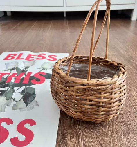 闲置手提花篮 参照物海报尺寸54×36厘米...