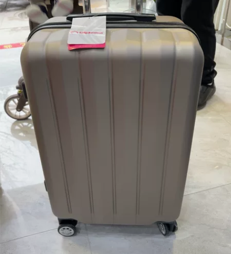 买东西送的外交官旅行箱，放在杂物间比较久，...