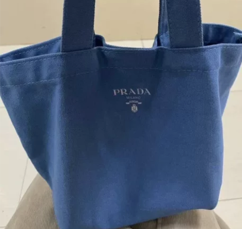 普拉达Prada专柜赠品 有盒子蓝色化妆品...