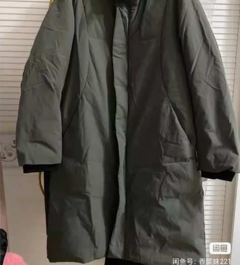 男士羽绒服。轻薄款，草绿灰色，比较暗的草绿...