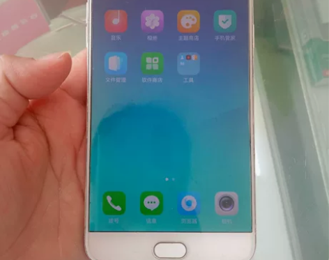 手机店清仓处理了，便宜清货 oppo R9...