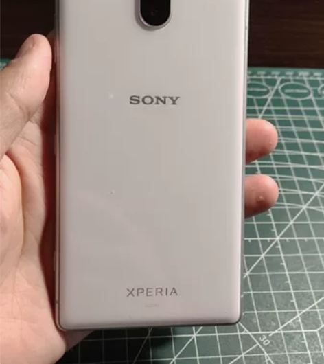索尼Xperia1 6+64,白色,有两处...