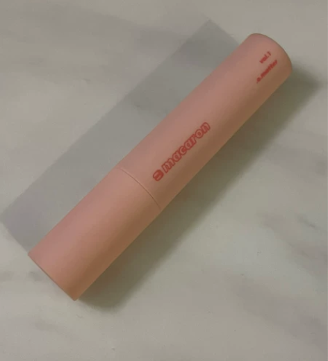 黑兔唇泥色号01 口红太多啦所以出掉一点拆...