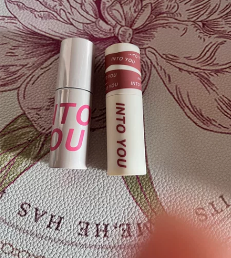 左边intoyou口红 22年买的，C3色...