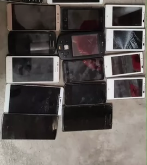 二手手机，一共28个。苹果，夏普。HTC。...