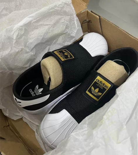 阿迪达斯童鞋33.5码。正品，奥特莱斯购买...