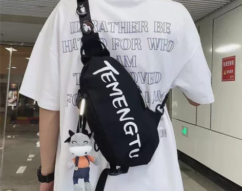 2023年新款斜挎包男高颜值通用百搭洋气小...