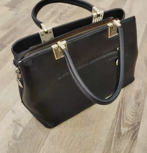 黑色女士手提包便宜处理了 感兴趣的话点“我...
