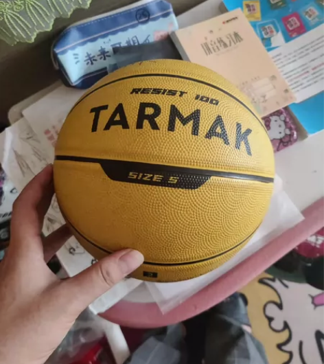 迪卡侬5号篮球，幼儿园统一要求买的，放幼儿...