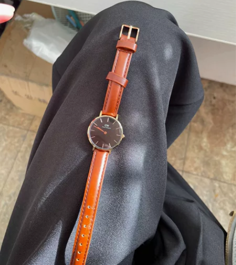 出一款DW手表，小表盘，表带已更换，表盘轻...