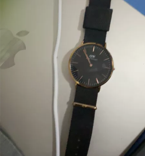 dw手表，朋友生日送的，是不是正品可以提供...