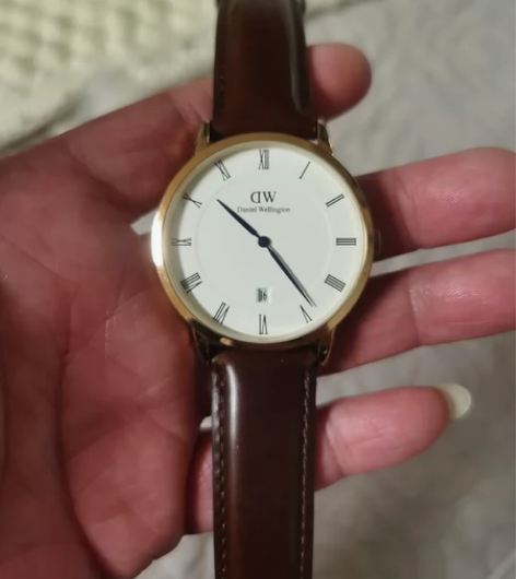 出售丹麦DW石英手表，带日历的，白表盘蓝针...