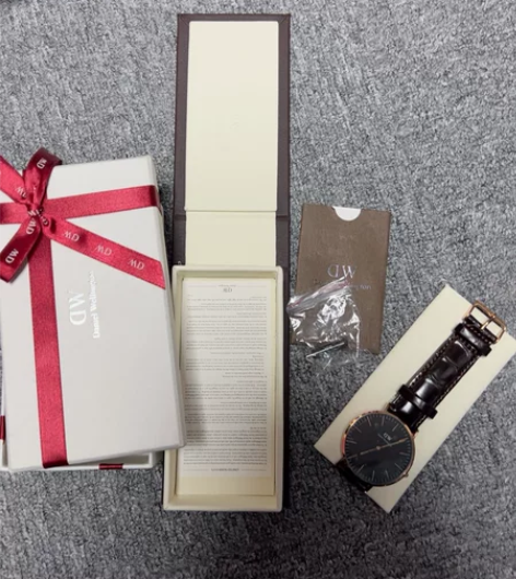 全新 DW手表 别人送的一直放着 未使用过...