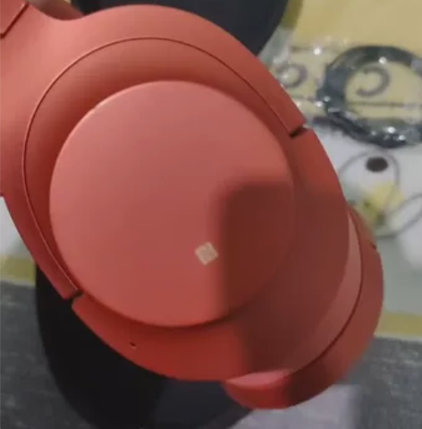 索尼WH900N,整体成色一般。右侧有划痕...