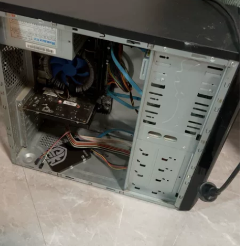 电脑主机。能看电影能办公。侧盖没有了，将就...