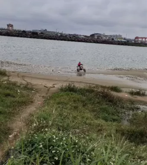 125cc越野摩托车，改了两个LED射灯，...
