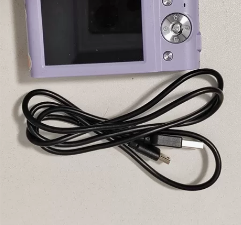 出一款紫色的数码相机,品牌索达佳。相机外观...