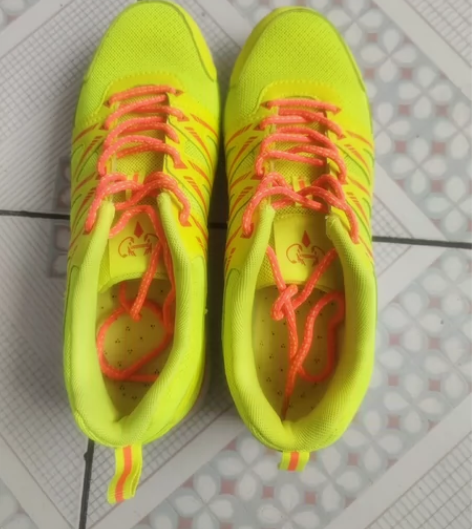 乔丹跑鞋，41码，两只鞋的四周都有用胶水粘...